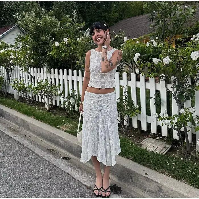 Ensemble Corset en Dentelle Délicate et Jupe Midi Coupe Ajustée Sans Manches – Tenue Tendance Coquet