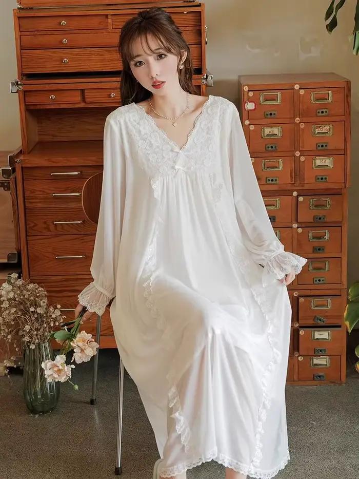 Chemise de nuit blanche en dentelle à manches longues pour femmes