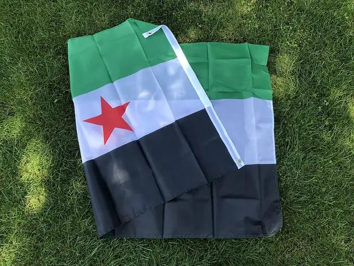 (DRAGONNADE TIKI) Drapeau de la Syrie 3x5 pieds (90x150cm) en polyester – Drapeau à trois étoiles de la République arabe syrienne, bannière suspendue pour la décoration