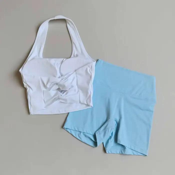 Ensemble de yoga sans manches effet seconde peau pour femme brassière col halter et short assorti fitness entraînement tenue sportive occassions variées