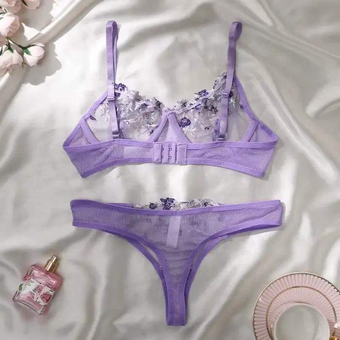 Ensemble de lingerie brodée violette