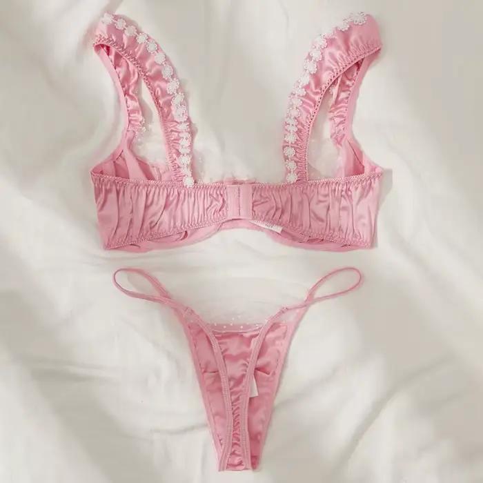 Ensemble de lingerie en satin rose doux