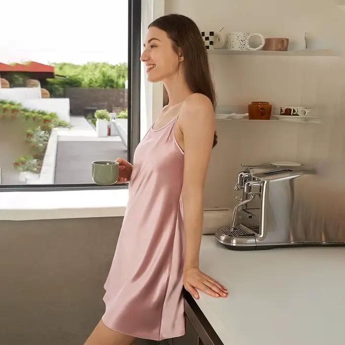 Chemise de nuit en soie pure pour femme col rond bretelles réglables nuits détentes et soirées romantiques ```