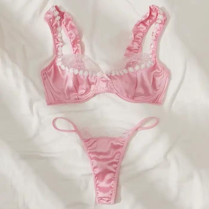 Ensemble de lingerie en satin rose doux