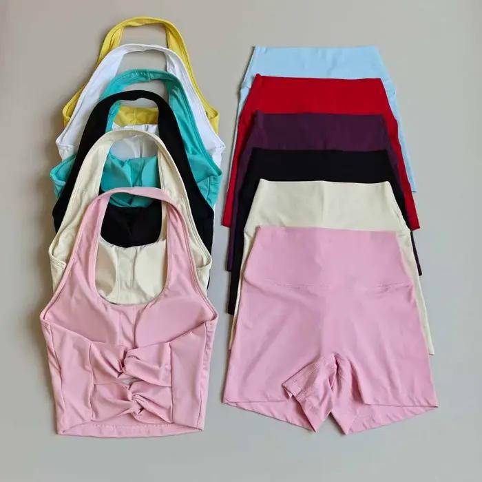 Ensemble de yoga sans manches effet seconde peau pour femme brassière col halter et short assorti fitness entraînement tenue sportive occassions variées