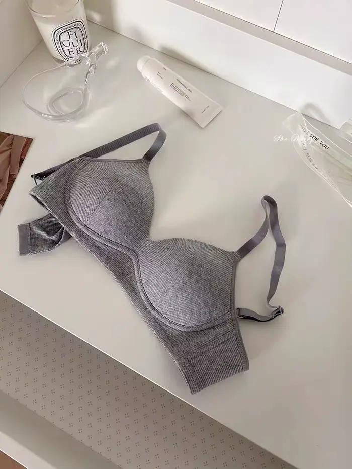 Soutien-gorge pour étudiantes