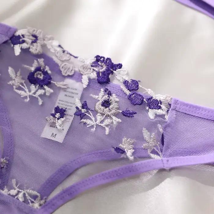 Ensemble de lingerie brodée violette