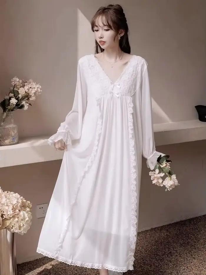 Chemise de nuit blanche en dentelle à manches longues pour femmes