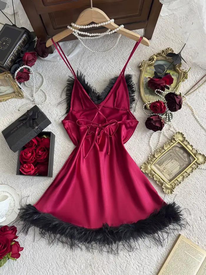 Robe de nuit pour femme avec bordure en plumes