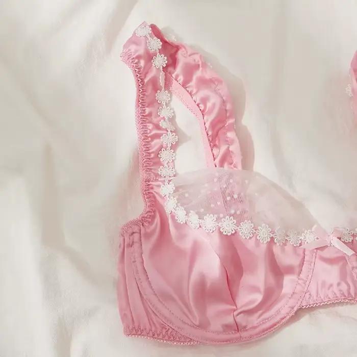 Ensemble de lingerie en satin rose doux