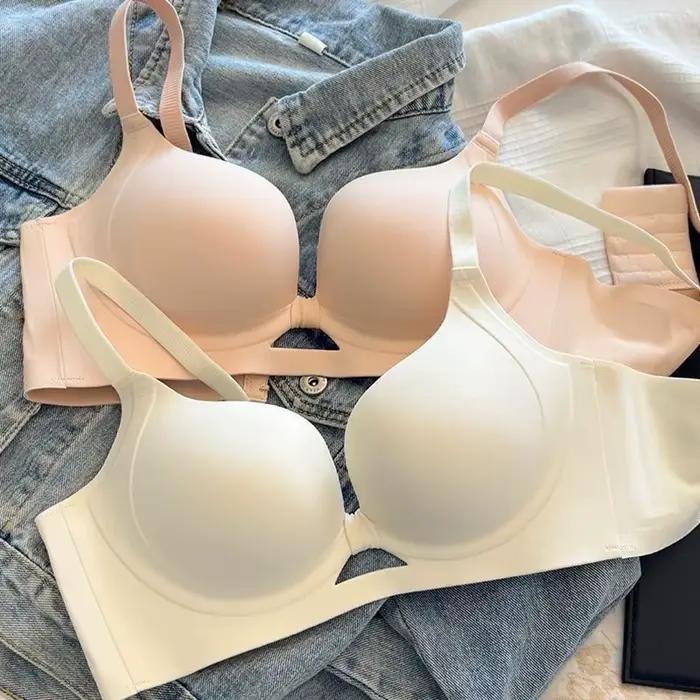 Petits seins rouges rehaussés pour montrer un grand soutien supérieur sans anneaux en acier et un soutien-gorge confortable et sans trace