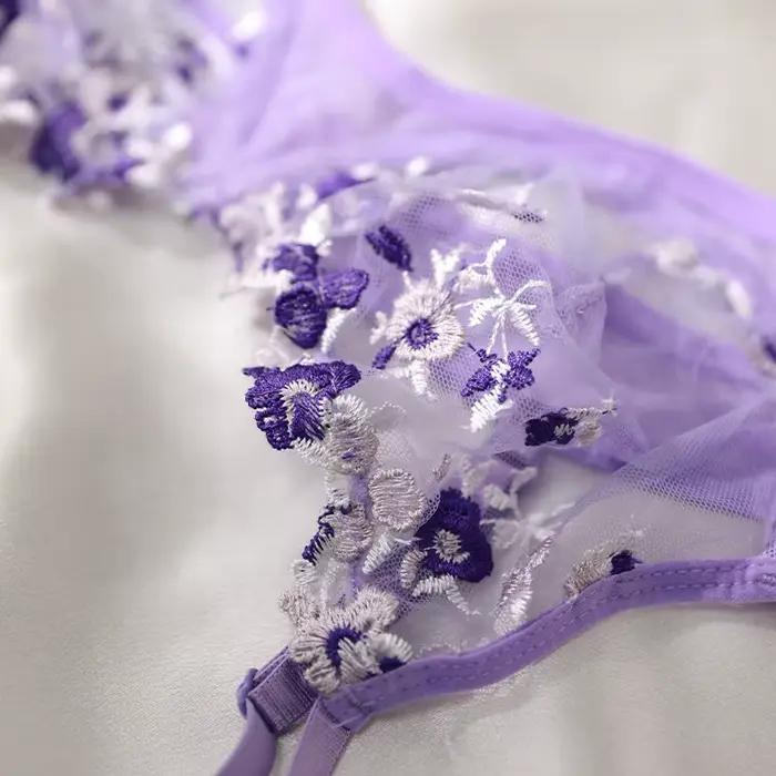Ensemble de lingerie brodée violette