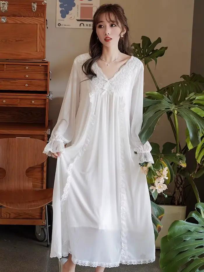Chemise de nuit blanche en dentelle à manches longues pour femmes