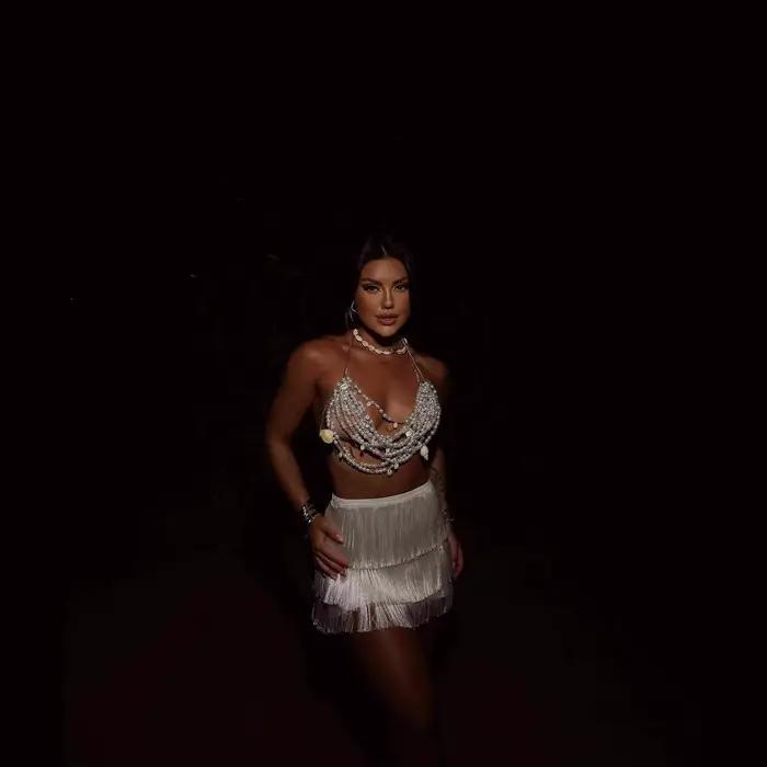 Coquille de luxe gland perles en plastique chaîne de poitrine Bikini haut court femmes Buster soutien-gorge bijoux spectacle de danse nuit Clubwear chaînes de corps