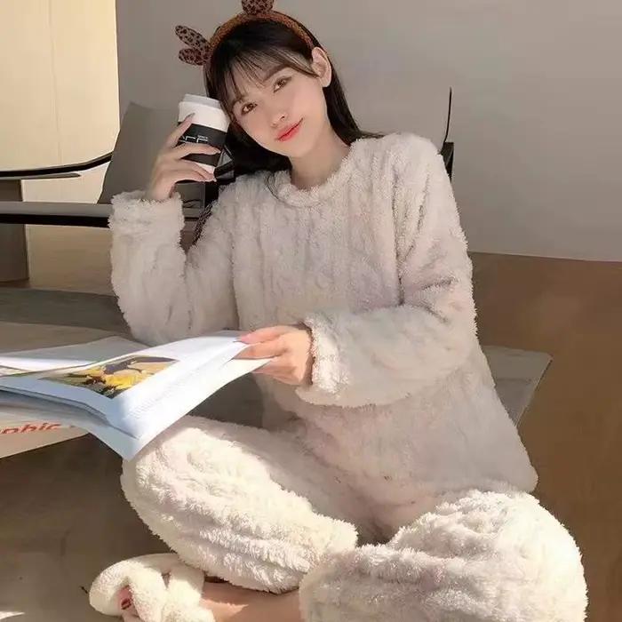 Pyjama en velours corail pour femmes