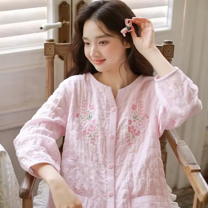 Pyjama pour femmes, ensemble décontracté brodé exquis à manches trois-quarts et pantalon ample