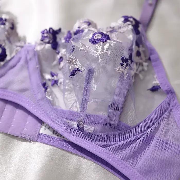Ensemble de lingerie brodée violette