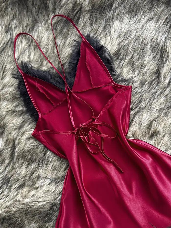 Robe de nuit pour femme avec bordure en plumes