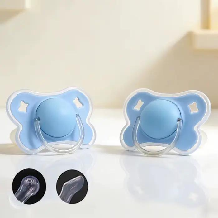 Lot de 2 sucettes pour bébé en forme de papillon avec couvercle pour usage quotidien (tétine ronde cerise) et usage nocturne (tétine pouce)