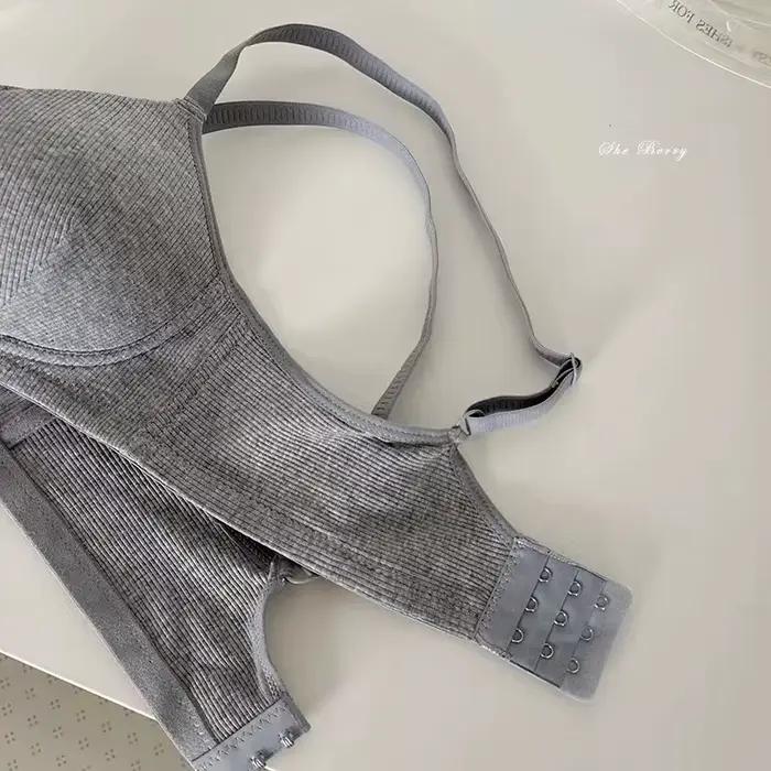 Soutien-gorge pour étudiantes