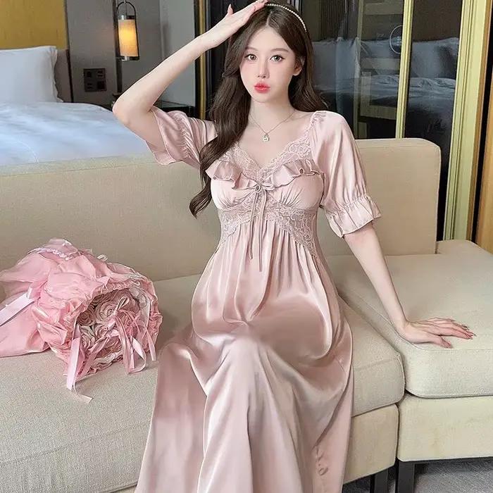 Nouvelle Robe de Nuit Sexy en Soie Glacée et Dentelle à Col en V à Manches Courtes pour Femme – Collection Été 2025 –