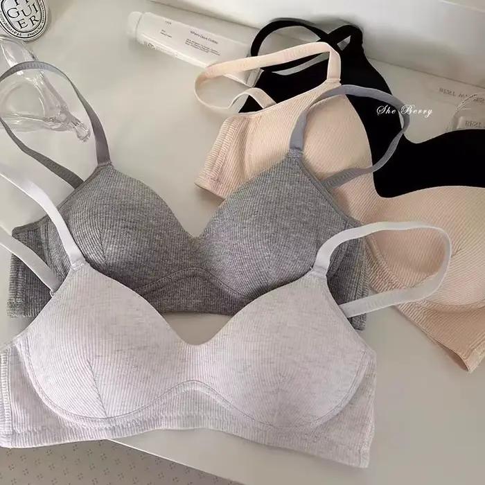 Soutien-gorge pour étudiantes