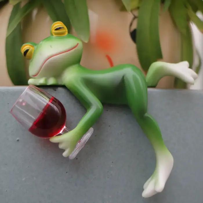 Un charmant ornement en forme de grenouille verte et de verre à vin – idéal pour la décoration intérieure et extérieure des jardins, aquariums, bassins de jardin, bordures de pots de fleurs et jardins