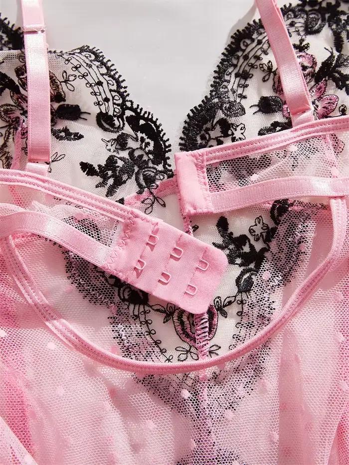 Lingerie féminine, combinaison amincissante en maille rose