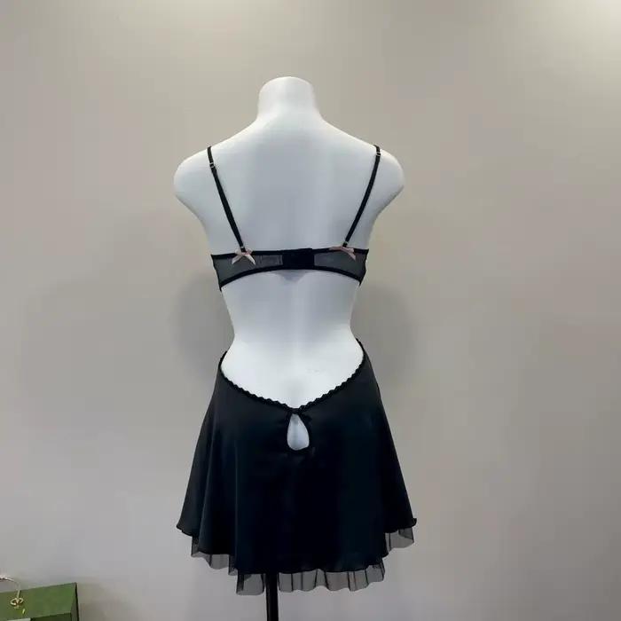 Chemise de nuit noire en V profond