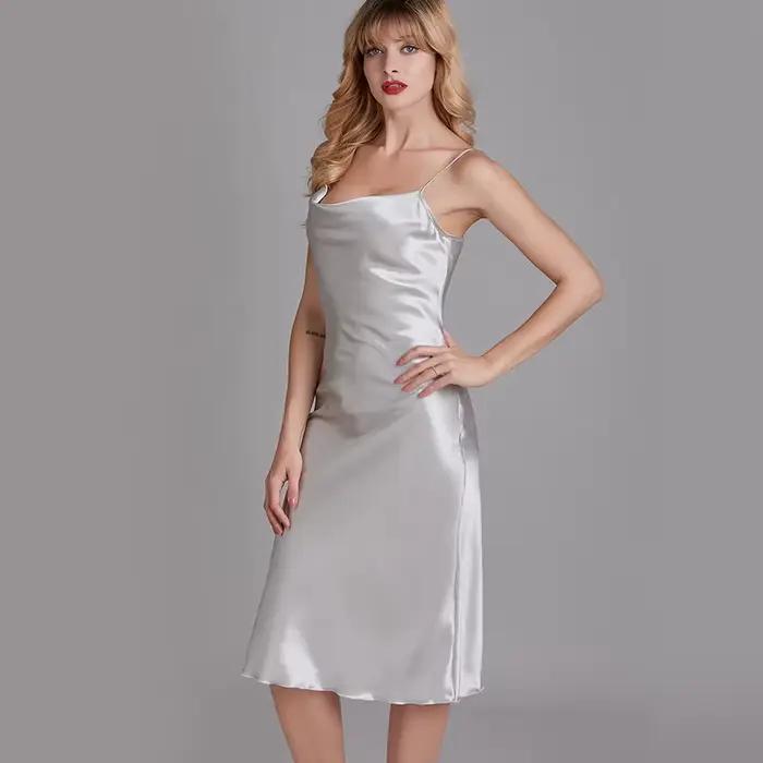 Chemise de nuit en satin soyeux pour femme