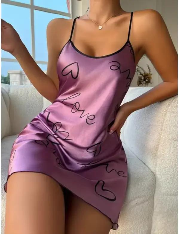 Robe de nuit élégante à imprimé cœur pour femme