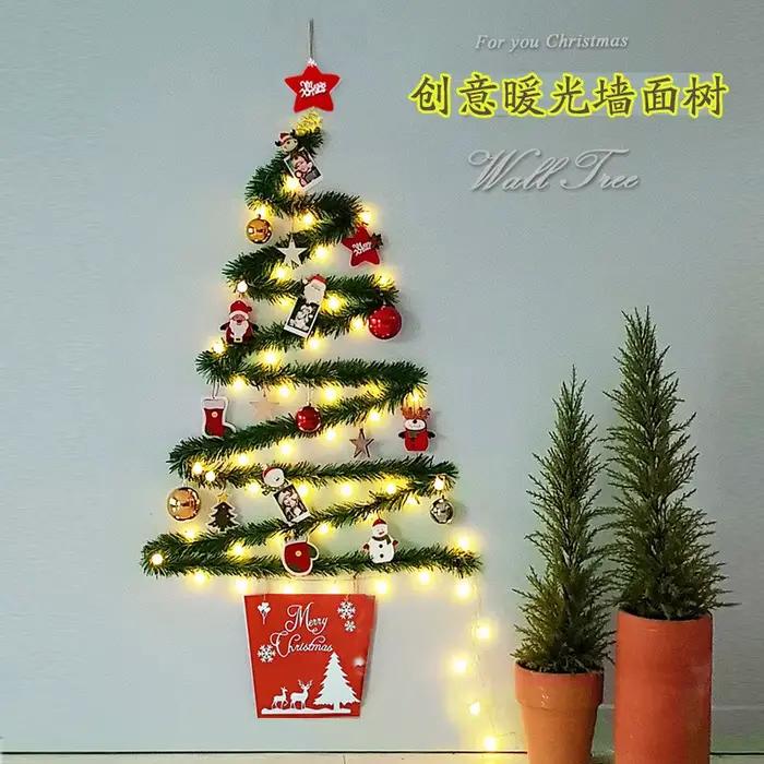 Arbre mural de noël créatif avec lumières, ornements de sapin de noël à faire soi-même