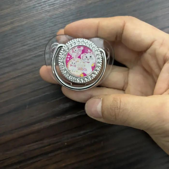 Sucette bébé motif dessin animé avec capuchon anti-poussière et chaîne de sucette, tétine en silicone souple pour nouveau-nés, apaise en douceur les émotions agitées