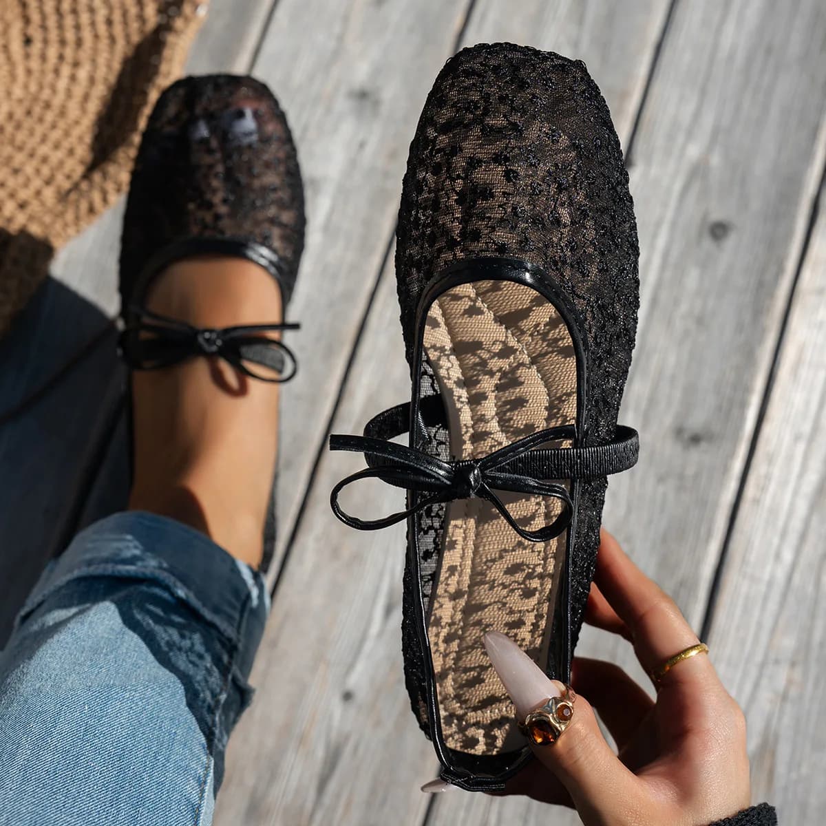 Ballerines élégantes en dentelle noire pour femmes, avec un design floral délicat en dentelle et une