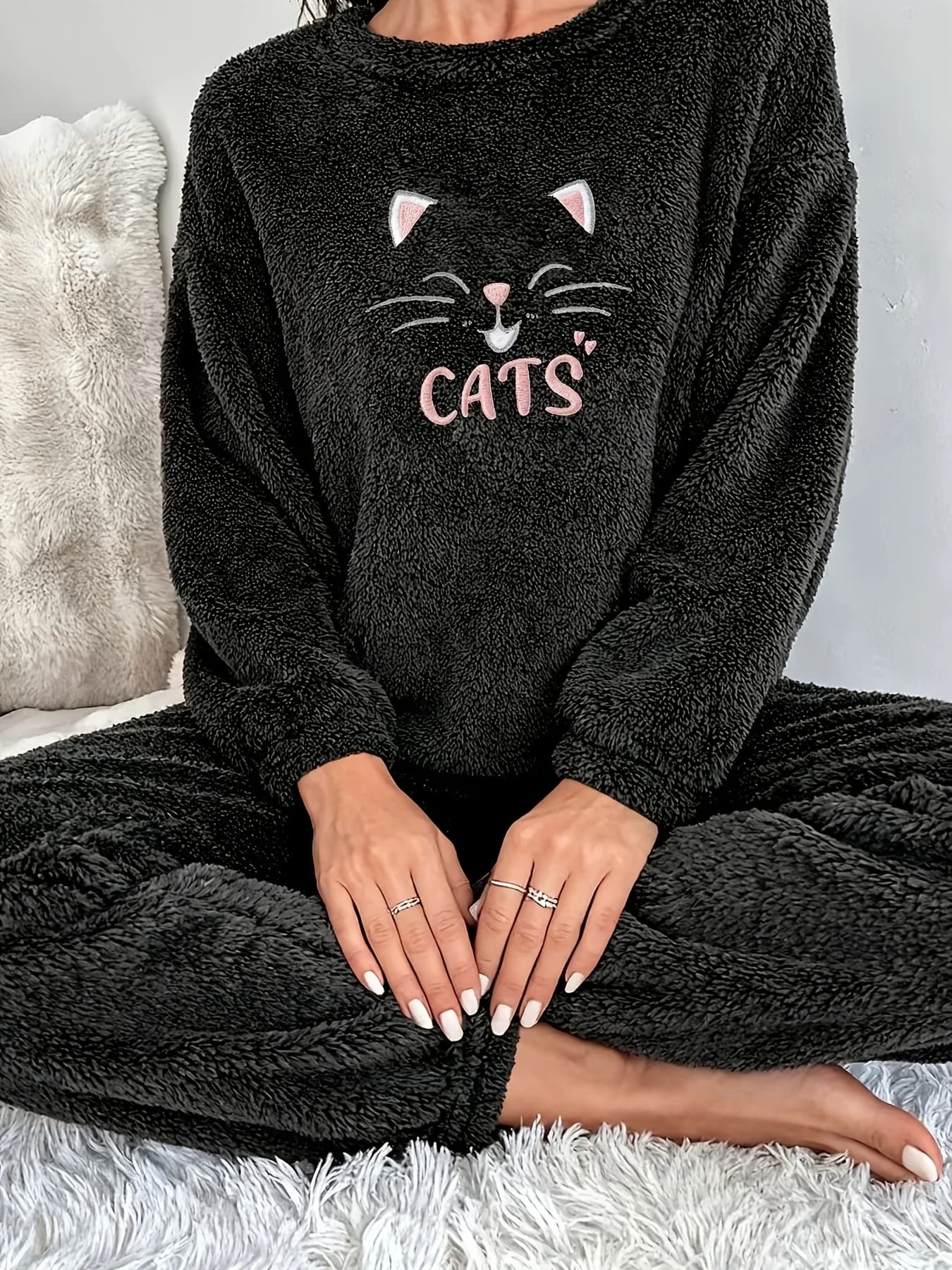 Ensemble de pyjama en velours pour femme, composé d'un haut à manches longues et d'un pantalon assor