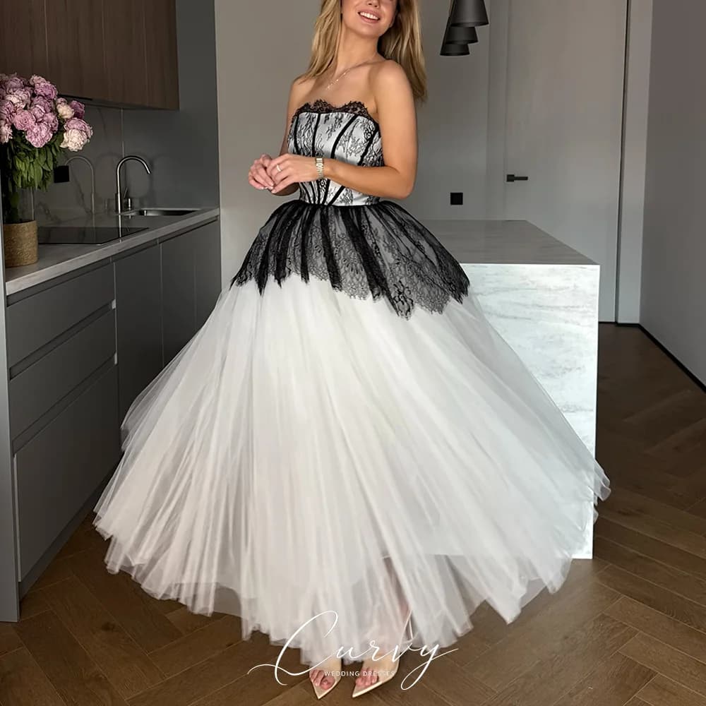 Robes de mariée trapèze sans bretelles en dentelle noire pour femmes, avec corset et tulle, modèle 2