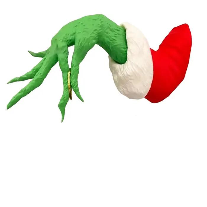 L'arbre de noël féerique est décoré de jouets en peluche verts, marionnettes à bras monstres et arbr