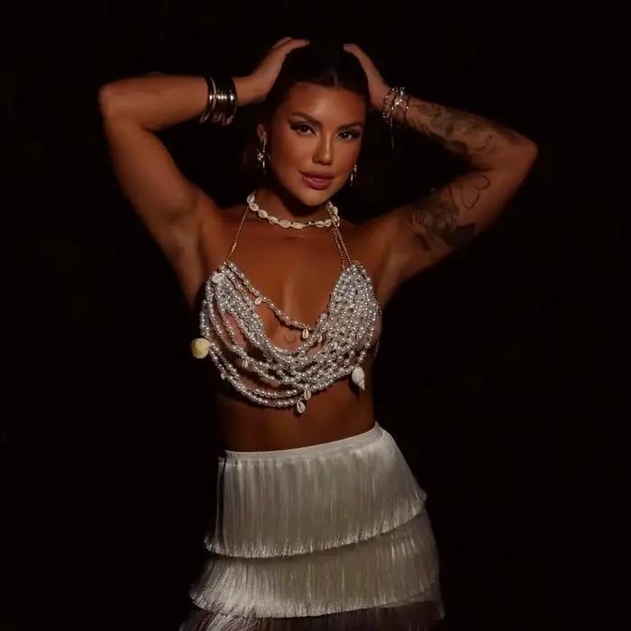 Coquille de luxe gland perles en plastique chaîne de poitrine Bikini haut court femmes Buster soutie