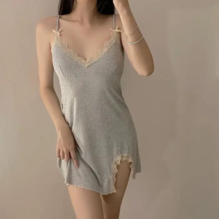 Chemise de nuit en dentelle et coton avec bretelles et fente latérale pour femmes, habits de maison et vêtements de nuit, pour une ambiance relaxante et élégante