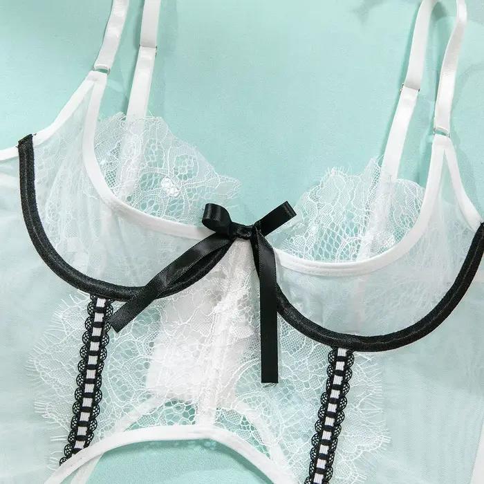 Ensemble de Lingerie en dentelle blanche avec Mini jupe