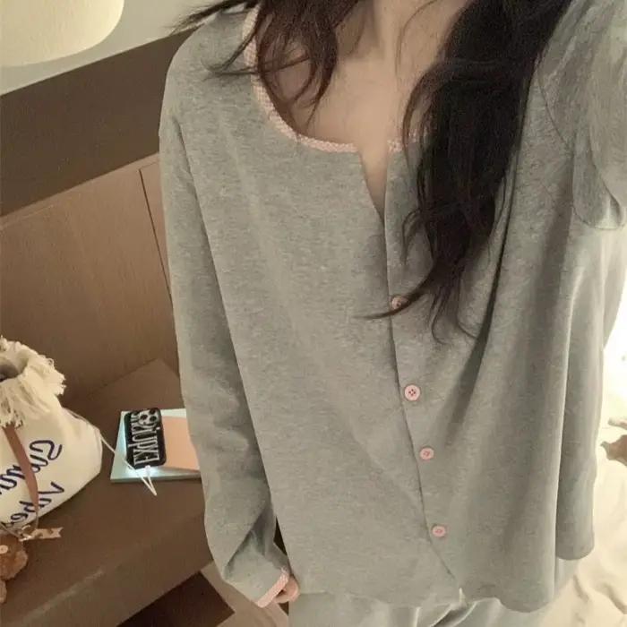 Les vêtements de nuit pour femmes peuvent être portés comme