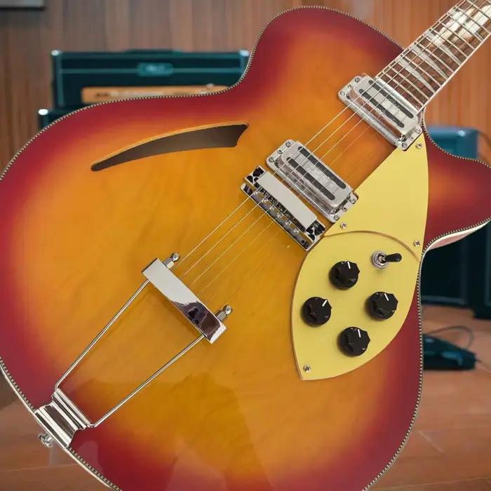 Guitare jazz à corps creux finition Sunburst – Chevalet et cordière vintage à découpe en T avec design String-Through