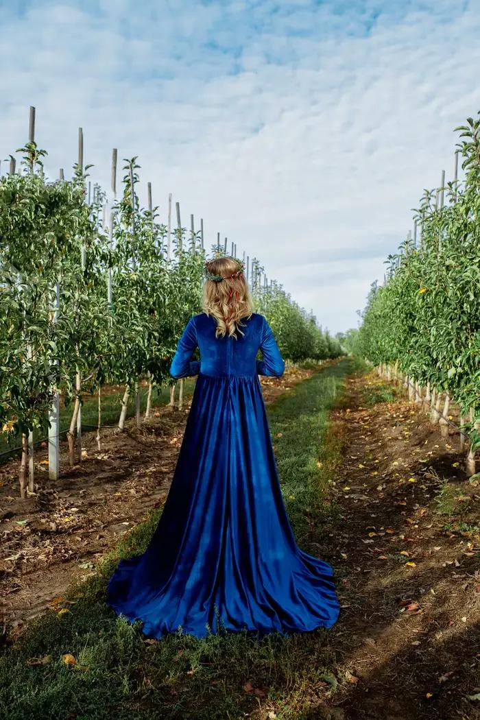 Robe de maternité en velours bleu royal pour séance photo à manches longues