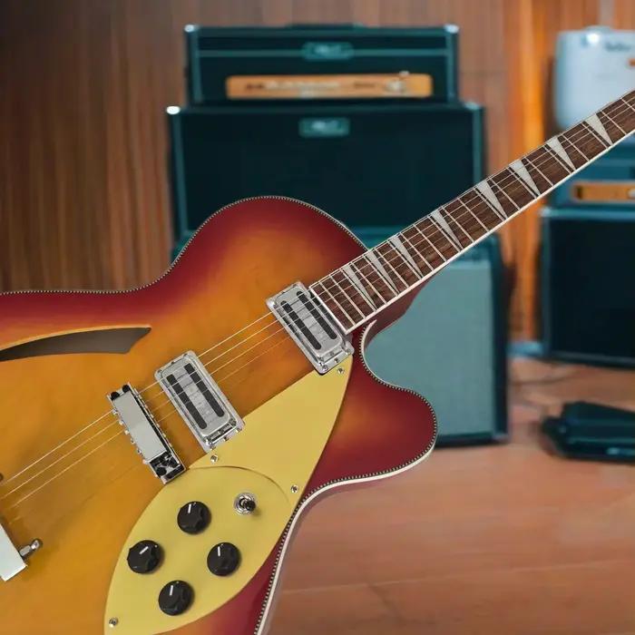 Guitare jazz à corps creux finition Sunburst – Chevalet et cordière vintage à découpe en T avec design String-Through