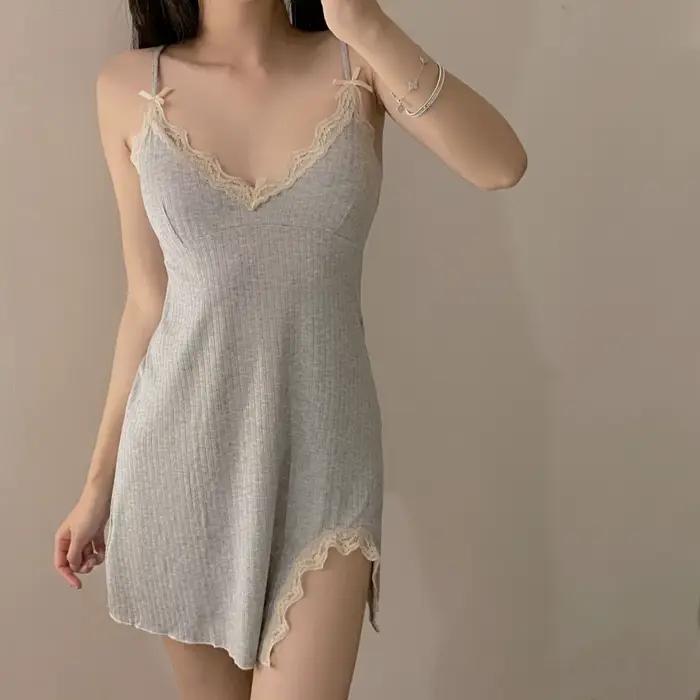 Chemise de nuit en dentelle et coton avec bretelles et fente latérale pour femmes, habits de maison et vêtements de nuit, pour une ambiance relaxante et élégante