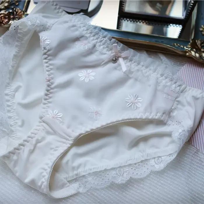 Fleur broderie lait soie culottes femmes Sexy dentelle soyeux lisse sans couture femme sous-vêtements mignon belle Sweety Lingerie Breifs