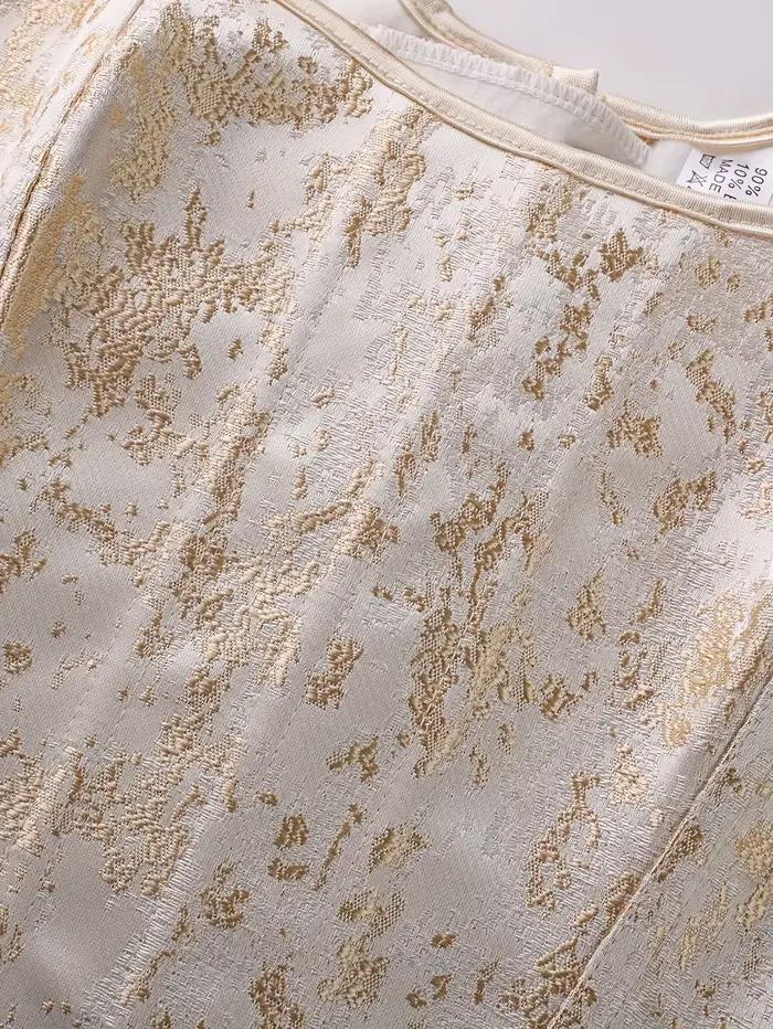 Un corset à double bandoulière en brocart doré de style court rétro