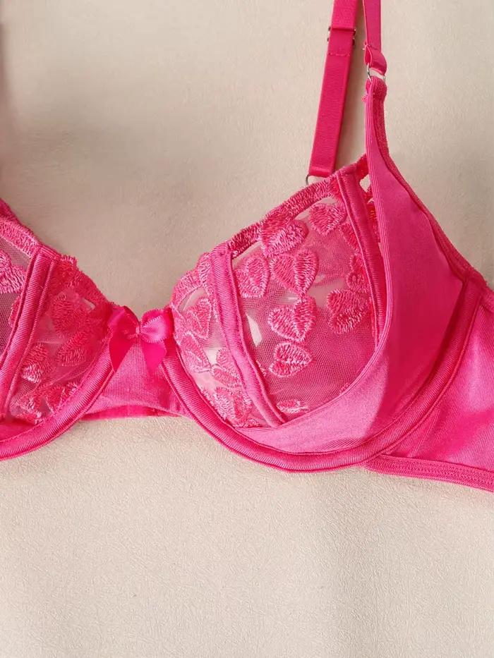 Ensemble de trois sous-vêtements en résille brodée avec cœur rouge Belamimi
