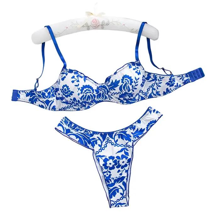 Ensemble de lingerie féminine bleu à imprimé floral
