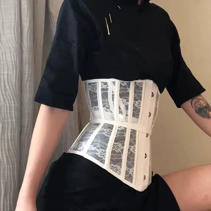 Corset en dentelle désossée en acier sous le buste